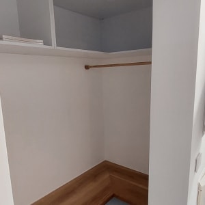 ארון עץ עם מדפים ומוט תלייה