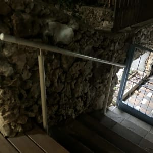 מעקה מתכת ליד גרם מדרגות ואבן