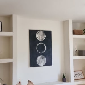 קיר עם מדפים ותמונה, אין כלים של שיפוצניק