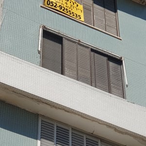 רשת מתכת על חלון למניעת כניסת יונים