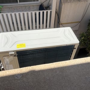 יחידת מיזוג אוויר מותקנת על מרפסת בניין