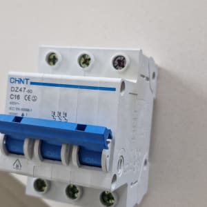 מפסק חשמלי עם ידית כחולה וברגים