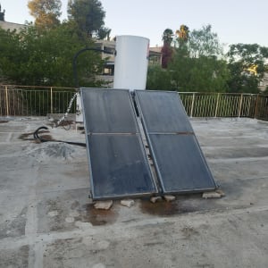 דוד שמש וקולטים על גג בניין