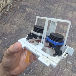 יד מחזיקה חלק פלסטיק עם שסתומים