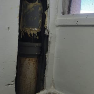 צינור חשוף בקיר עם תיקון קיר