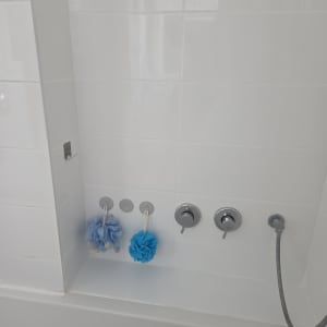 ברזים ומקלחת עם ספוגים תלויים