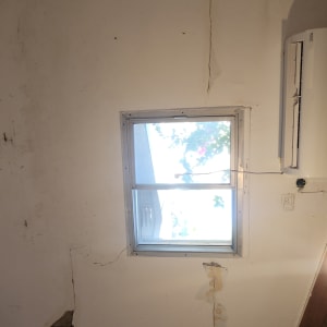 קיר עם סדקים וחלון, מיזוג אוויר על הקיר