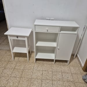 שני רהיטים לבנים על רצפת אריחים