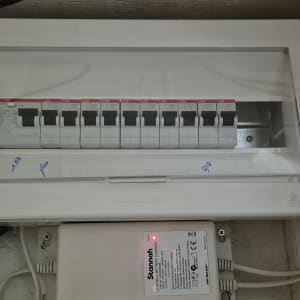 לוח חשמל עם מפסקים ומטען סוללה