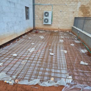 רשת ברזל על קרקע כהכנה לבנייה או שיפוץ