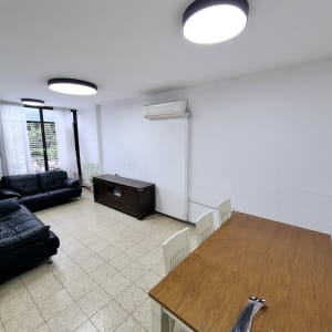 סלון עם ספות שחורות ושולחן עץ