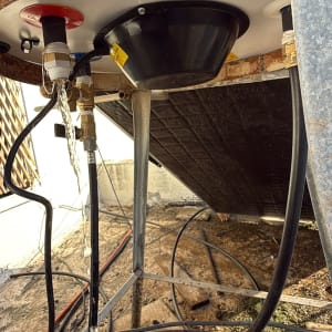 חלק תחתון של דוד שמש עם צינורות ומים זורמים