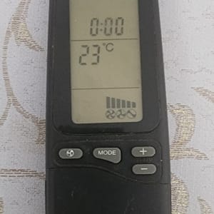 שלט רחוק למזגן עם תצוגת טמפרטורה