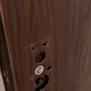 חורים לדלת עבור מנעול והתקנת ידית