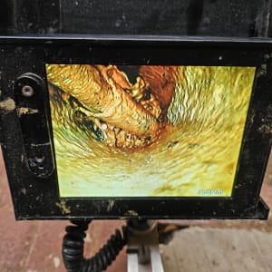 תצוגת מסך של מצלמה בתוך צינור עם נזילה