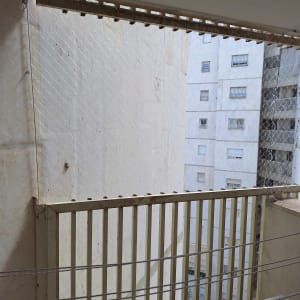 רשת למניעת כניסת יונים במרפסת בניין