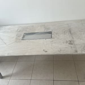 שולחן עטוף בניילון על רצפת אריחים