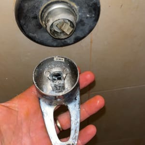 חלקי ברז מתכתיים עם יד אדם