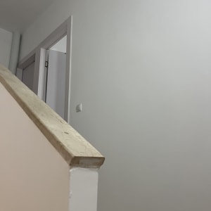 קיר צבוע ומעקה מדרגות בבית
