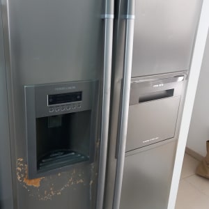 מקרר נירוסטה עם מתקן מים ותצוגה דיגיטלית