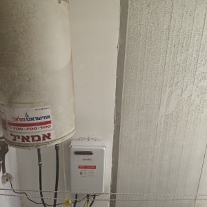 דוד שמש ומערכת חימום גז מותקנים על קיר