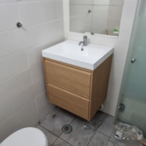 כיור עץ בחדר אמבטיה עם מראה