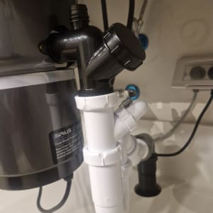 מערכת צנרת מתחת לכיור עם מעבד פסולת