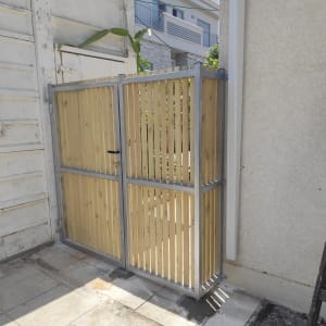 שער עץ ומתכת בחצר בית