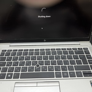 מחשב נייד עם מסך כיבוי ושלטים בעברית