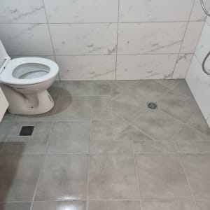 ריצוף חדש בחדר אמבטיה עם קירות שיש