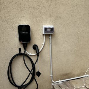 מטען חשמלי מותקן על קיר חיצוני