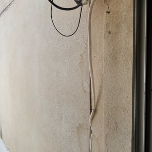 קיר עם חוטים חשמליים חשופים ותיקון טיח
