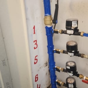 צינור כחול עם ברזים ומדי מים