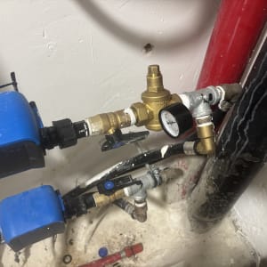 צנרת וכלים בתחום האינסטלציה עם מד לחץ