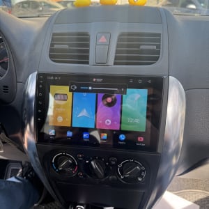 מערכת מולטימדיה ברכב עם שלושה ברווזים על לוח המחוונים