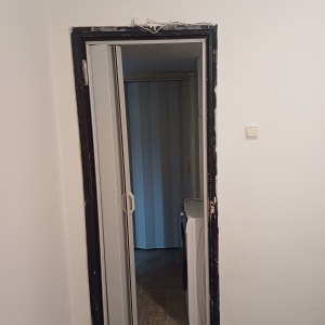 דלת פתוחה עם מסגרת צבועה