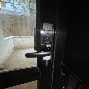 ידית ודלת שחורה עם מנעול