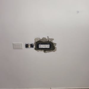 שקע חשמל בקיר עם תיקון טיח