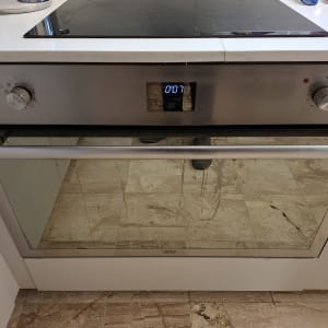 תנור אפייה עם כיריים חשמליות במטבח