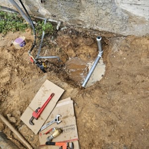 כלי עבודה וצינורות באתר חפירה