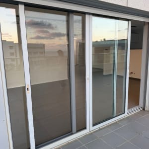 דלתות זכוכית עם השתקפות נוף חיצוני
