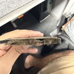 יד מחזיקה חלק מחשב מלוכלך באבק