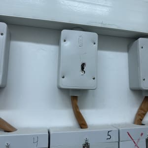 תיבת חשמל עם חוטים חשופים וקופסאות חיבורים