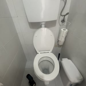 תמונה של שירותים עם מקדחה על הרצפה