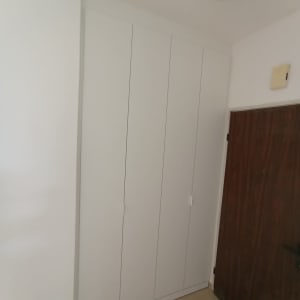 ארון קיר לבן עם דלתות סגורות