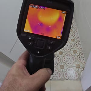 מד חום תרמי מציג תוצאות על מסך