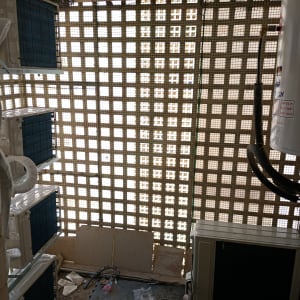 יחידות מיזוג אוויר מותקנות על קיר עם רשת