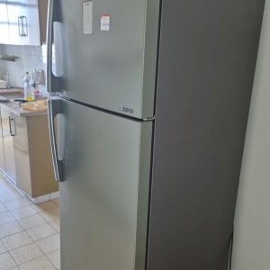 מקרר במטבח עם ארונות וכיור