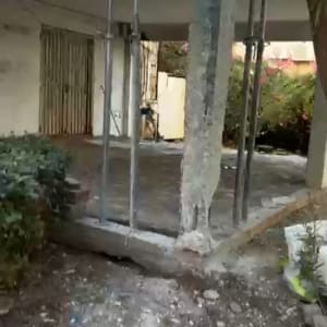 עמודים תומכים בבניין עם סימני שחיקה