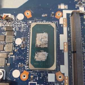 מעבד עם משחה תרמית על לוח אם במחשב